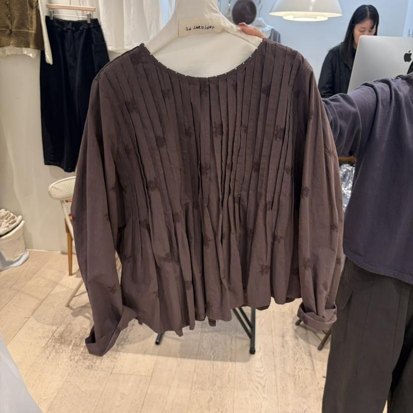 LE JARDINET東大門直郵女裝新款真品襯衫蕾絲衫刺繡褶皺LE JARDINET襯衫/蕾絲衫