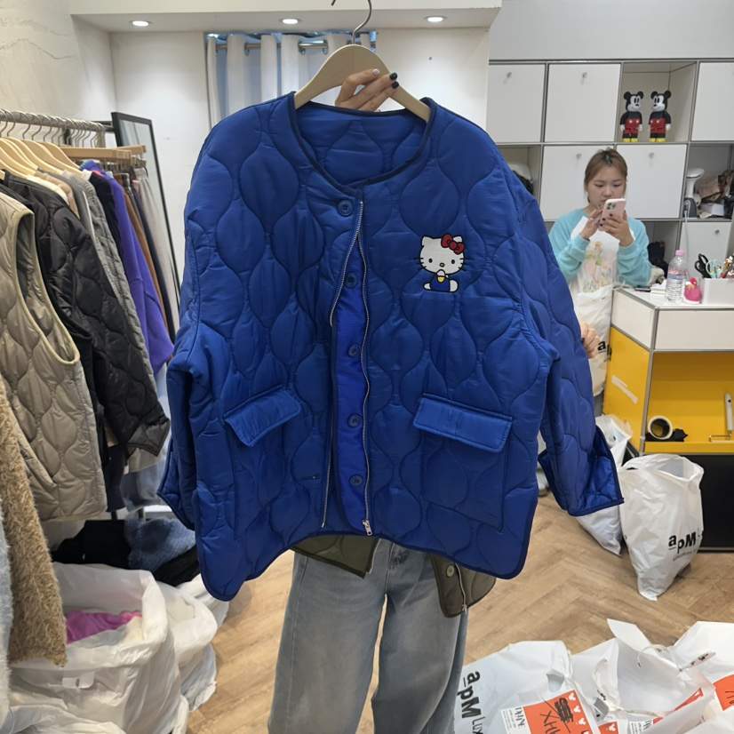DE LINE東大門實拍26秋冬凱蒂衍縫短款棉服刺繡圓領紐扣棉DE LINE短款棉服