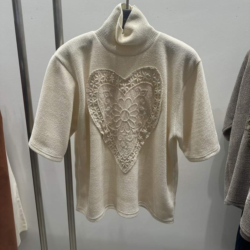 TARABY MOTION韓國直郵26秋季心形高領中袖T恤刺繡高領蕾絲TARABY MOTIONT恤