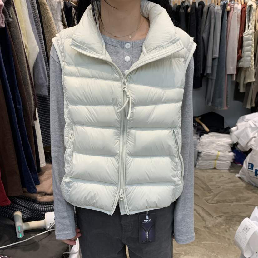ALMOND PEPE東大門實拍26秋冬立領羽絨馬甲拉鏈開合口袋立領羽ALMOND PEPE馬甲