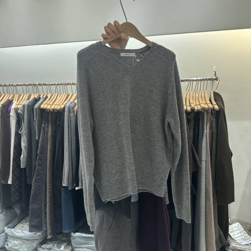 Blue i-d/N SHARP東大門代購26秋季V領不規則下擺毛衣V領Blue i-d/N SHARP毛衣