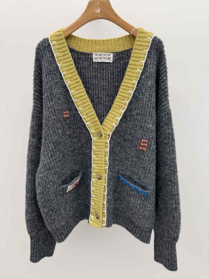THORE東大門代購26秋冬撞色V領刺繡針織開衫單排扣V領口袋刺繡THORE開衫